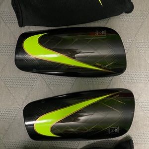 Brand new Men’s Nike soccer shin guards 5’3 - 5’7